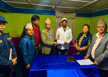 इर्खुवाखोला बाढीका मृतक परिवारलाई राहत वितरण