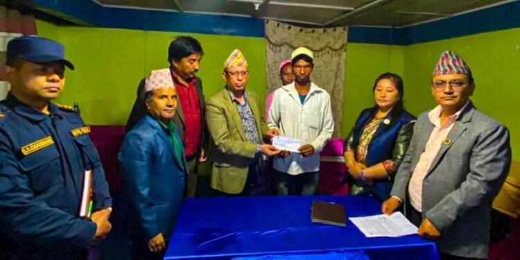 इर्खुवाखोला बाढीका मृतक परिवारलाई राहत वितरण