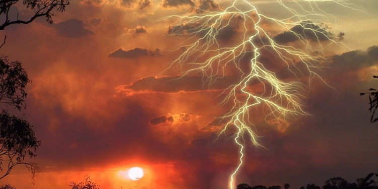 चट्याङ लागेर एक महिलाको मृत्यु,आमाछोरी घाइते