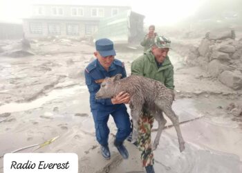 दुधकोशीको बाढीले क्षति गरेको गाउँमा पुग्यो सुरक्षाकर्मी