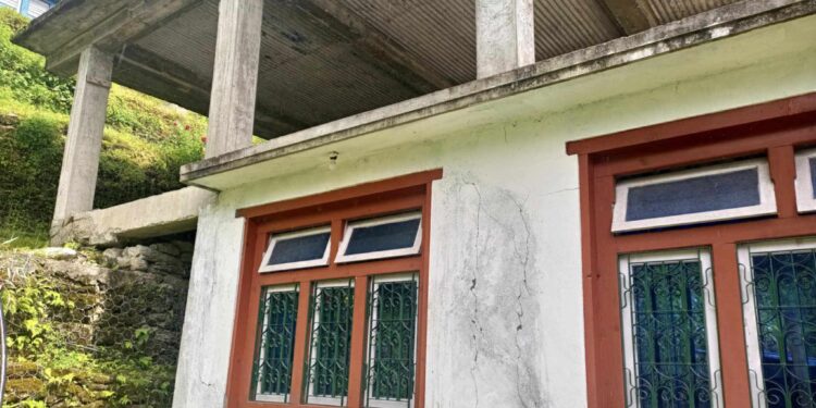 तरकारी बेचर बनाएको तामाङको घर पहिरोको जोखिमा