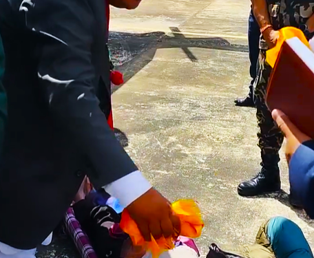 फाप्लुमा उपचाररत बृद्धको थप उपचारका लागि रक्षा मन्त्री राईको पहलमा काठमाडौं पठाइयो