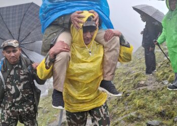 दुर्गा बस गणको टोलीले एक बृद्धको उपचार पछि बोकेर दर्शन गराउदै