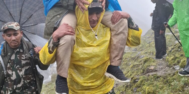 दुर्गा बस गणको टोलीले एक बृद्धको उपचार पछि बोकेर दर्शन गराउदै
