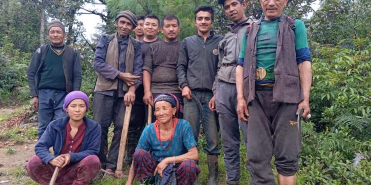 लट्टेबारी टोल विकास समितिले गर्यो श्रमदान मार्फत गोरेटो बाटो सरसफाई