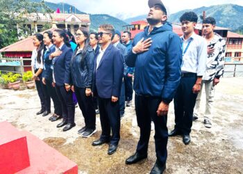 जिल्ला प्रशासन कार्यालय साेलुखुम्बुले सुरु गर्यो राष्ट्रिय गान गाएर मात्र कार्यालय प्रवेश गर्ने कार्य 