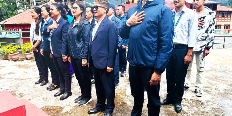 जिल्ला प्रशासन कार्यालय साेलुखुम्बुले सुरु गर्यो राष्ट्रिय गान गाएर मात्र कार्यालय प्रवेश गर्ने कार्य 