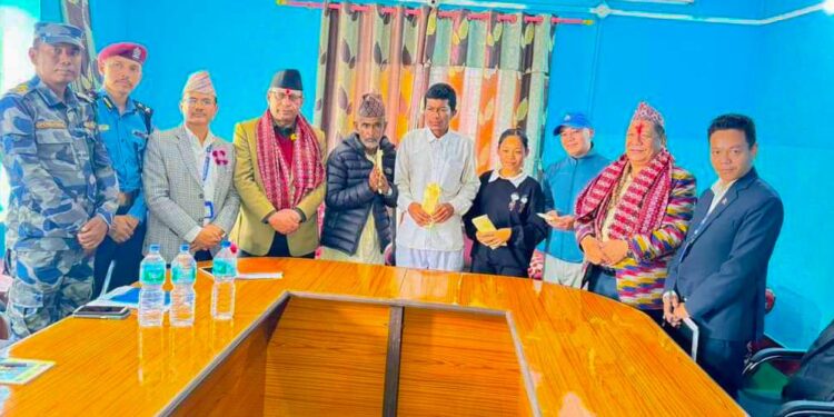 विपदबाट मृत्यु भएका खोटाङका चार परिवारलाई एक–एक लाख राहत