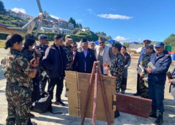 बाढी प्रभावित थामे गाउँमा राहत वितरण हुँदै, रक्षामन्त्री सहितको टोली पुग्यो