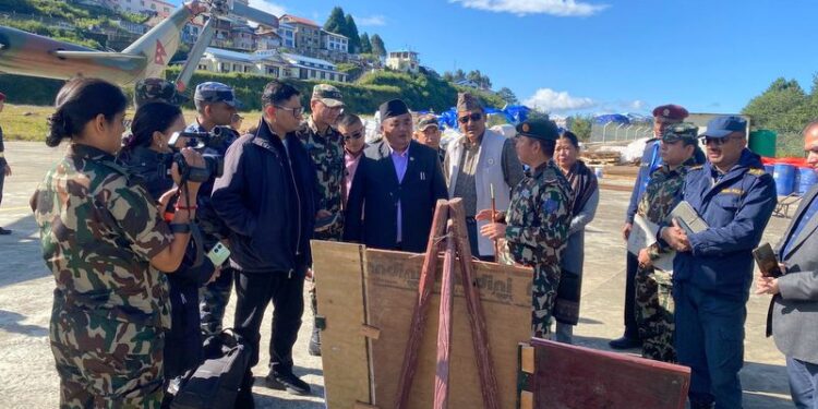 बाढी प्रभावित थामे गाउँमा राहत वितरण हुँदै, रक्षामन्त्री सहितको टोली पुग्यो