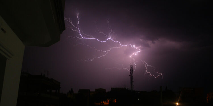 पाँचथरमा विद्यालयबाट घर फर्किदै गरेका किशोरको चट्याङ लागेर मृत्यु, एक घाइते