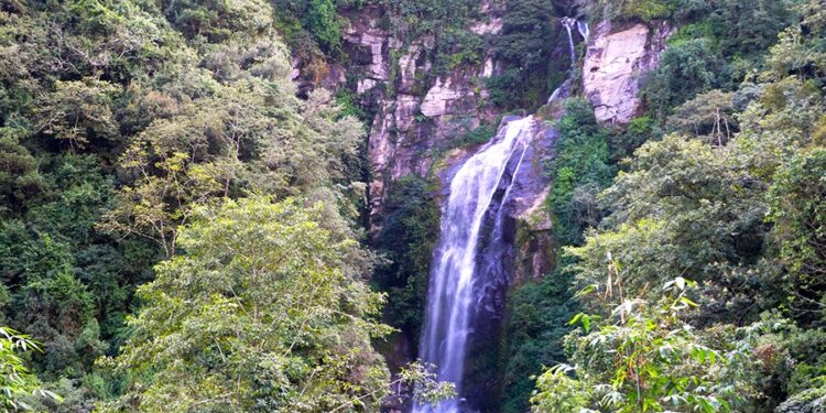 पर्यटकको आकर्षक गन्तव्य बन्दै भोजपुरको महभिर झरना