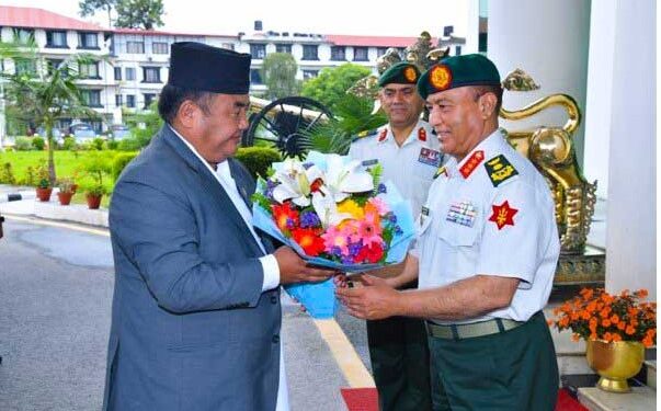 रक्षामन्त्री राईले गरे जङ्गी अड्डाको निरीक्षण