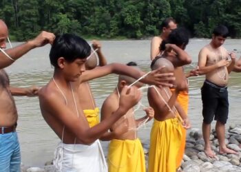 सिन्धुलीका नदी किनारमा जनै धारण गर्नेको घुइँचो