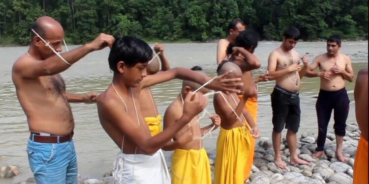 सिन्धुलीका नदी किनारमा जनै धारण गर्नेको घुइँचो