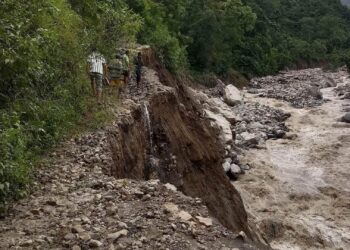 भोजपुरको इर्खुवाखोलाले २० किलोमिटर सडक बगायो