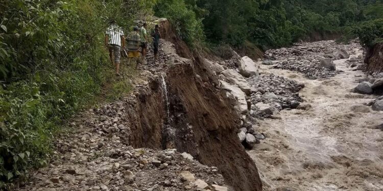 भोजपुरको इर्खुवाखोलाले २० किलोमिटर सडक बगायो