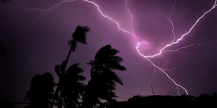 खोटाङको ऐसेलुखर्कमा चट्याङ लागेर तीनजना गम्भीर घाइते