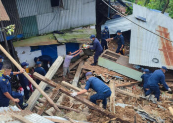 दिक्तेल बजारमा घर भत्किँदा साढे पाँच लाखको क्षति