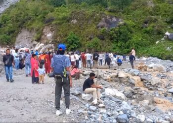 सगरमाथा राजमार्गकाे भडाँरे खोलाको बाढीले सवारी अावागमन अवरूद्ध 