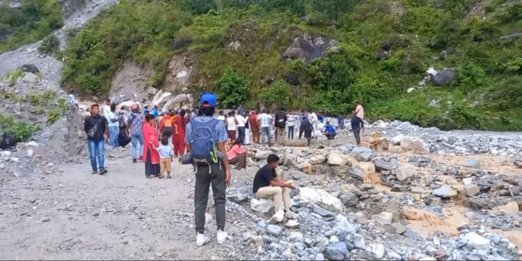 सगरमाथा राजमार्गकाे भडाँरे खोलाको बाढीले सवारी अावागमन अवरूद्ध 