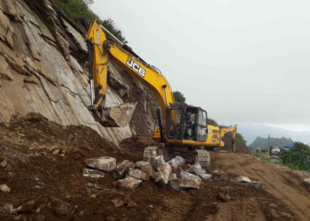  बर्खेटारमा पहिरो,  वर्षात बाधक बन्दा पन्छाउन समस्या 