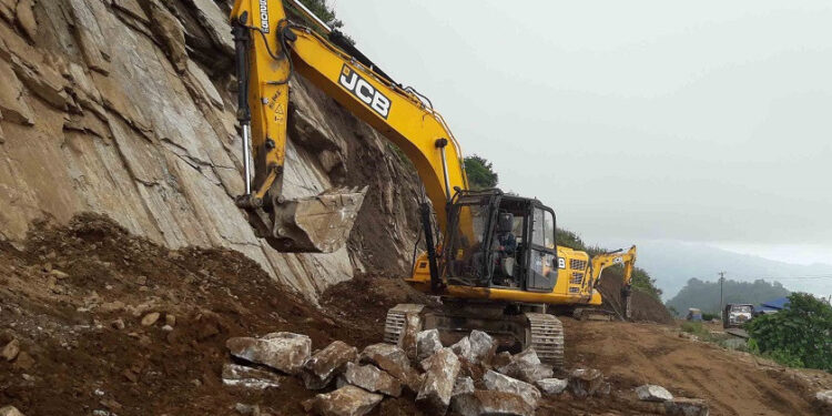  बर्खेटारमा पहिरो,  वर्षात बाधक बन्दा पन्छाउन समस्या 