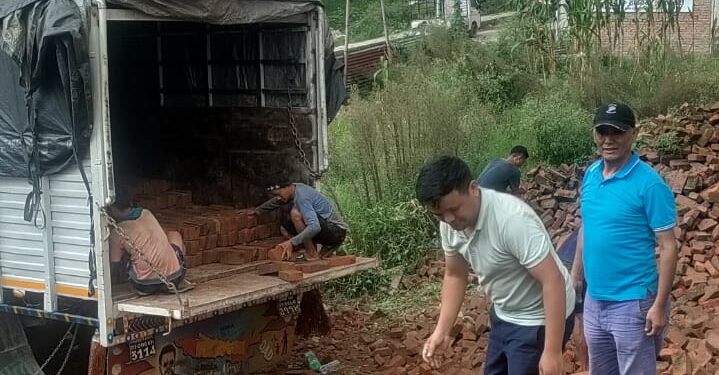 ङग्युर ओर्गेन छ्योलिङ गुम्बालाई ८ हजार थान ईटा सहयोग