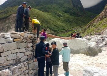 खुम्बुमा थामे बाढीले बगाएको ठाउँमा अस्थायी (साघु) पुल निर्माण