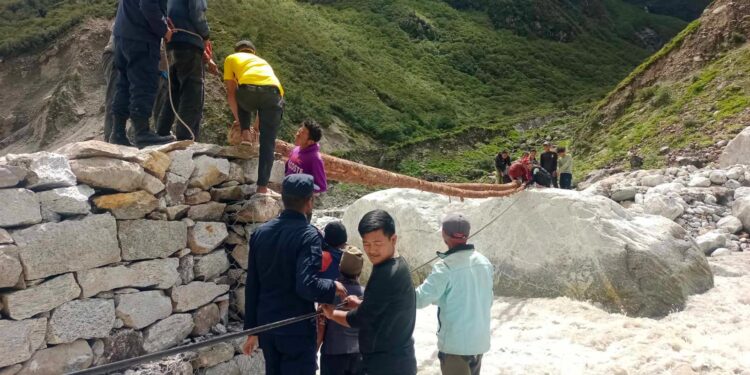 खुम्बुमा थामे बाढीले बगाएको ठाउँमा अस्थायी (साघु) पुल निर्माण