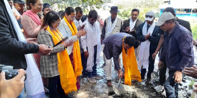  फाप्लु बेनी सडक खण्डको स्तरोन्नतिका लागी शिलान्यास, गुणस्तरमा सम्झौता नहुने मेयर शेर्पाको भनाई 