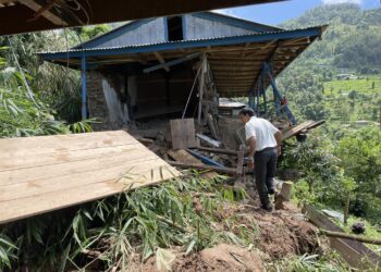 खोटाङमा पहिराले एक घर बगायो, १९ घर उच्च जोखिममा