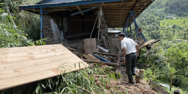 खोटाङमा पहिराले एक घर बगायो, १९ घर उच्च जोखिममा