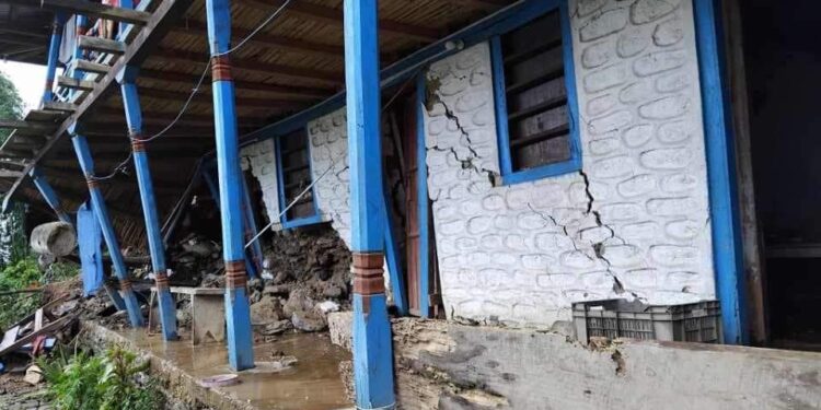  दिप्रुङ याङ्सोलाकी कृष्ण कुमारीको घर पहिरोले क्षतिग्रस्त,  १० लाख बढीको क्षति 