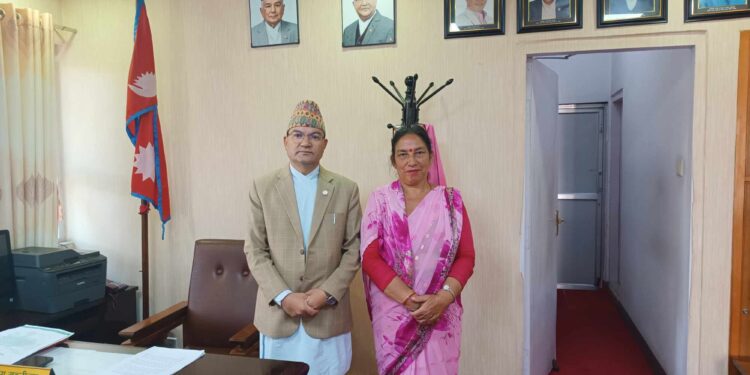 लिखुपिकेकी अध्यक्ष कार्कीले गरिन वन मन्त्री शाही सँग भेट, रोयल्टी बाझिएको विषयमा छलफल 