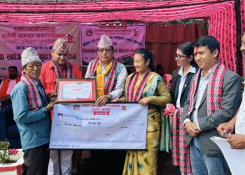 हलेसी तुवाचुङ नगरपालिकाद्धारा एसइईमा उत्कृष्ट अङ्क ल्याउन सफल विद्यार्थी तथा विद्यालयलाई सम्मान