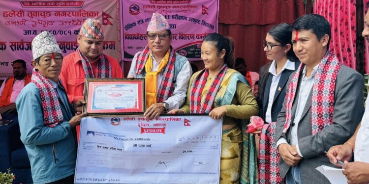 हलेसी तुवाचुङ नगरपालिकाद्धारा एसइईमा उत्कृष्ट अङ्क ल्याउन सफल विद्यार्थी तथा विद्यालयलाई सम्मान