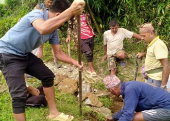 नेचासल्यान गा पा ३ का स्थानीयले गरे बाटो मर्मत तथा सरसफाइ