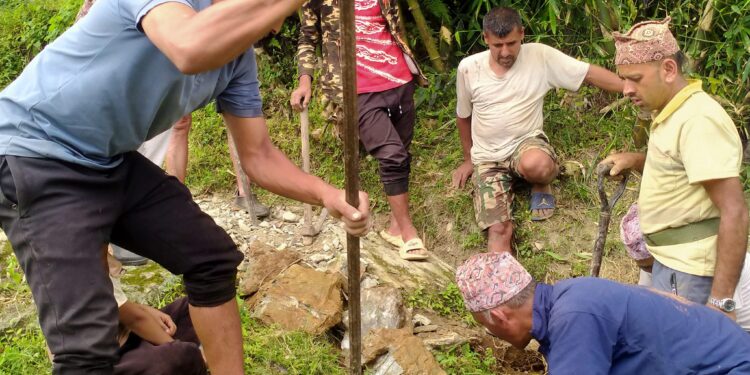 नेचासल्यान गा पा ३ का स्थानीयले गरे बाटो मर्मत तथा सरसफाइ