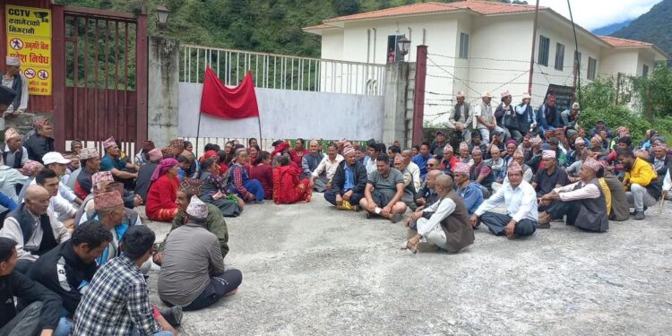 लिखु हाइड्रोको ज्यादतीबिरुद्ध पीडित संघर्ष समितिको धर्ना