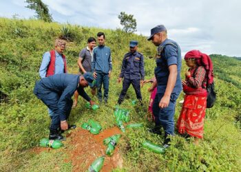 प्रहरीको सकृयतामा ओखलढुंगामा अवैध घरेलु मदिरा बरामद गरी नष्ट