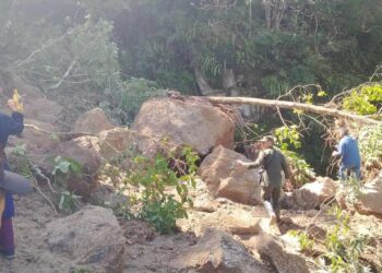 दिप्रुङका शतप्रतिशत सडक पहिरोले अवरुद्ध, सोमबार सम्म खुलाउनेगरी काम सुरु 