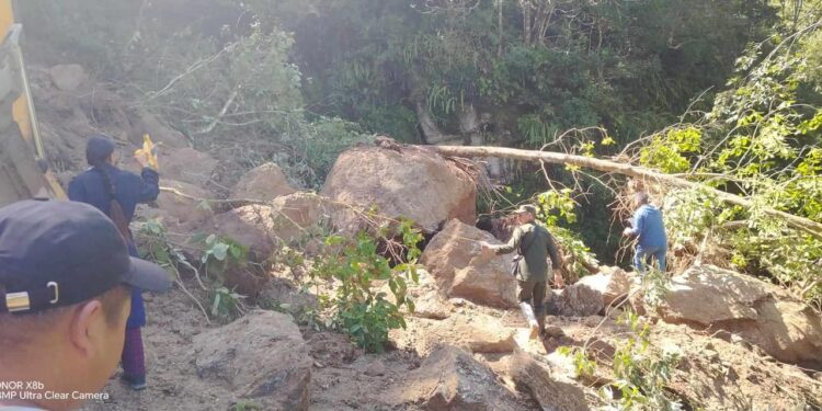 दिप्रुङका शतप्रतिशत सडक पहिरोले अवरुद्ध, सोमबार सम्म खुलाउनेगरी काम सुरु 