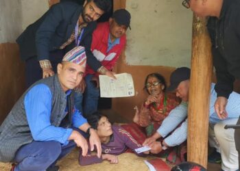 ऐसेलुखर्कमा शारीरिक रूपमा अशक्तलाई घरमै पुगेर नागरिकता