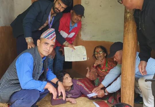 ऐसेलुखर्कमा शारीरिक रूपमा अशक्तलाई घरमै पुगेर नागरिकता