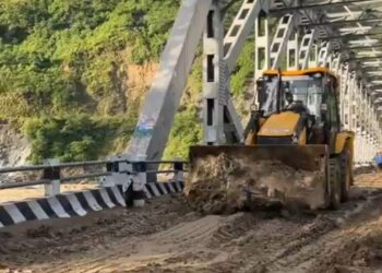 बच्यो सुनकोशी नदि माथिको पुल, पुल माथि थुप्रिएको लोदो हटाइँदै 