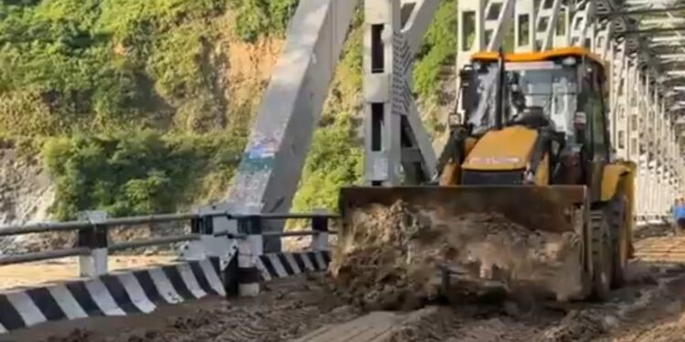 बच्यो सुनकोशी नदि माथिको पुल, पुल माथि थुप्रिएको लोदो हटाइँदै 