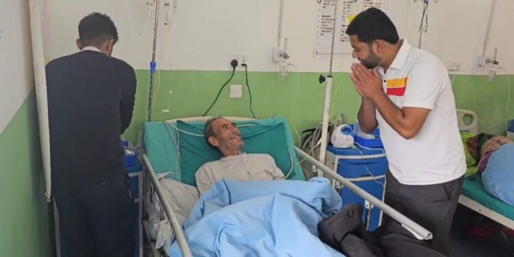 वित्तिय कर्मचारी मञ्च सोलुखुम्बुद्धारा मनाइयो बिरामीलाई फलफूल वितरण गरी संविधान दिवस