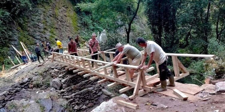 खोटाङको बोरा खोलामा १२ जनाले श्रमदान गरेर बनाए काठेपुल