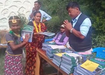  तिज लाग्याे, तिजकाे अवसरमा शहिद नरनाथ आविका विद्यार्थीलाई निःशुल्क स्टेशनरी 